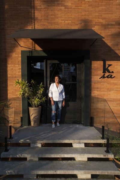 Chef Claudia Krauspenhar em frente ao K.sa Restaurante - ela criou o Abrindo a K.sa, para collab com chefs de todo o Brasil