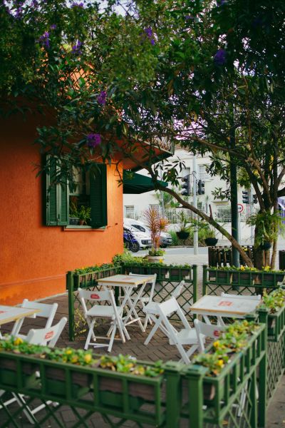 O Marcolini, com mesas na calçada, está localizado no mesmo endereço desde 1996, na Alameda Dr. Carlos de Carvalho, 1.181.