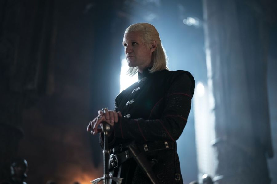 House of the dragon Matt Smith encarna o irmão do Rei Viserys I, Daemon Targaryen, em visual sombrio cheio de detalhes em couro. (Foto: divulgação/HBO)
