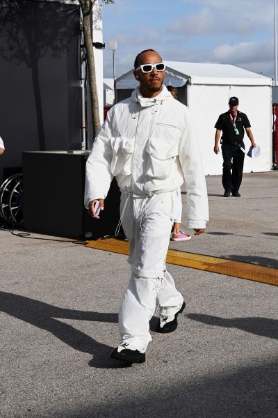 Lewis Hamilton no GP dos Estados Unidos usando look da coleção salvatore ferragamo SS23