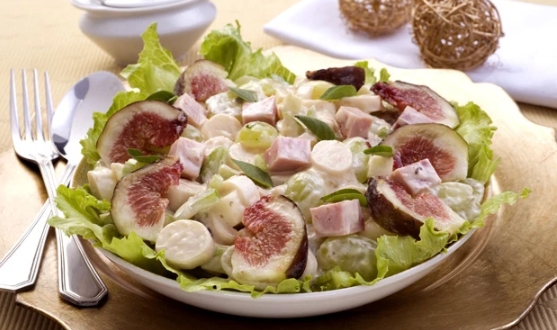 Green fig salad with ham
