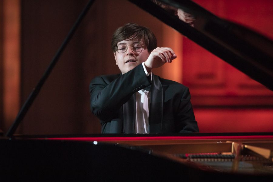 O jovem músico começou a cursar o bacharelado em piano clássico com apenas 15 anos, no Conservatório de Moscou, na Rússia