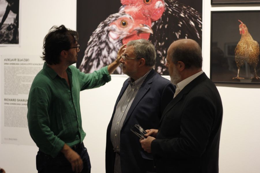 o fotógrafo Nuno Papp acompanhado pelo embaixador do Brasil na Georgia, Oswaldo Biato, e pelo diplomata Leonardo Lott Rodrigues