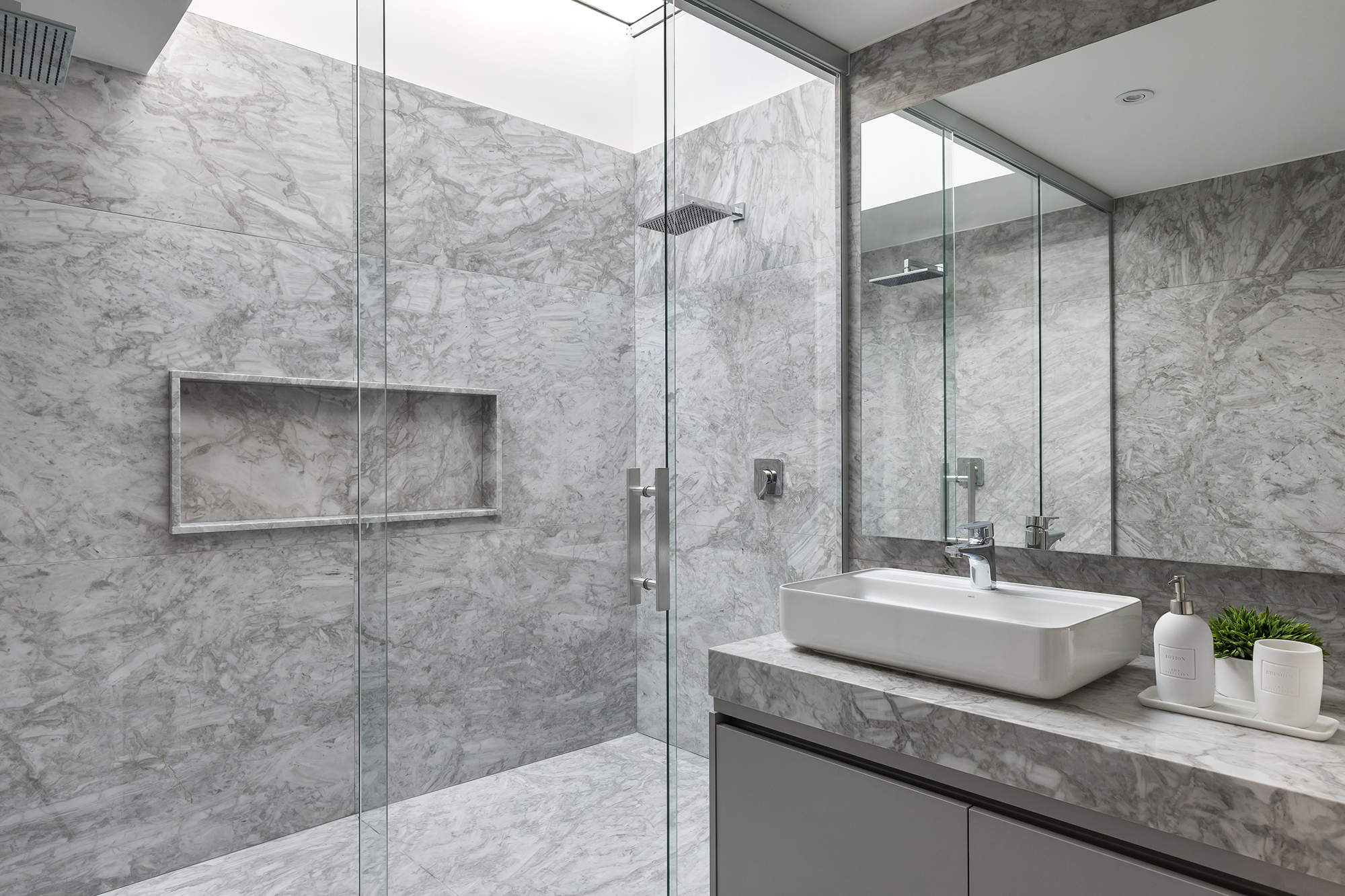 Serra Juvevê Decorado: projeto do arquiteto Jayme Bernardo com o mármore Khronos no banheiro. | Crédito: Eduardo Macarios