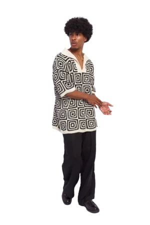 Homem vestindo camisa com textura e estampa de caracóis